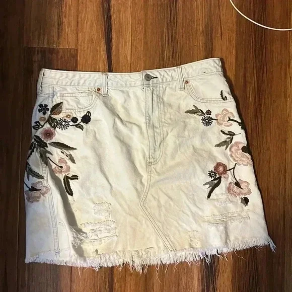 Abercrombie & Fitch embroidered skirt - Picture 7 of 7
